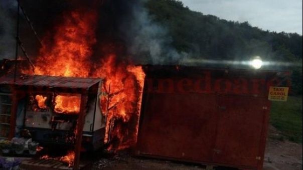 Incendiu puternic la Mănăstirea Prislop. Mai multe tarabe, în flăcări