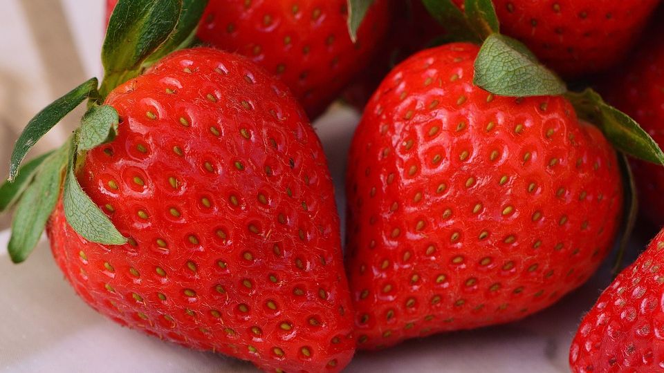 Sunt delicioase, dar au şi efecte necunoscute: masca de faţă cu căpşune e miraculoasă!
