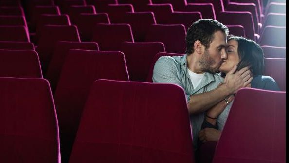 S-au dus la cinema să facă sex. Când s-au uitat mai bine pe ecran au împietrit