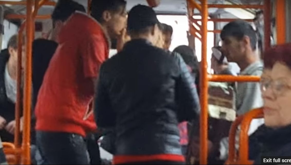 Chef cu muzică și semințe în tramvaiul 41