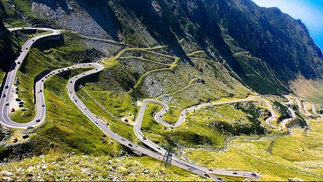 Profesoară din Braşov, găsită moartă pe marginea drumului, pe Transfăgărăşan