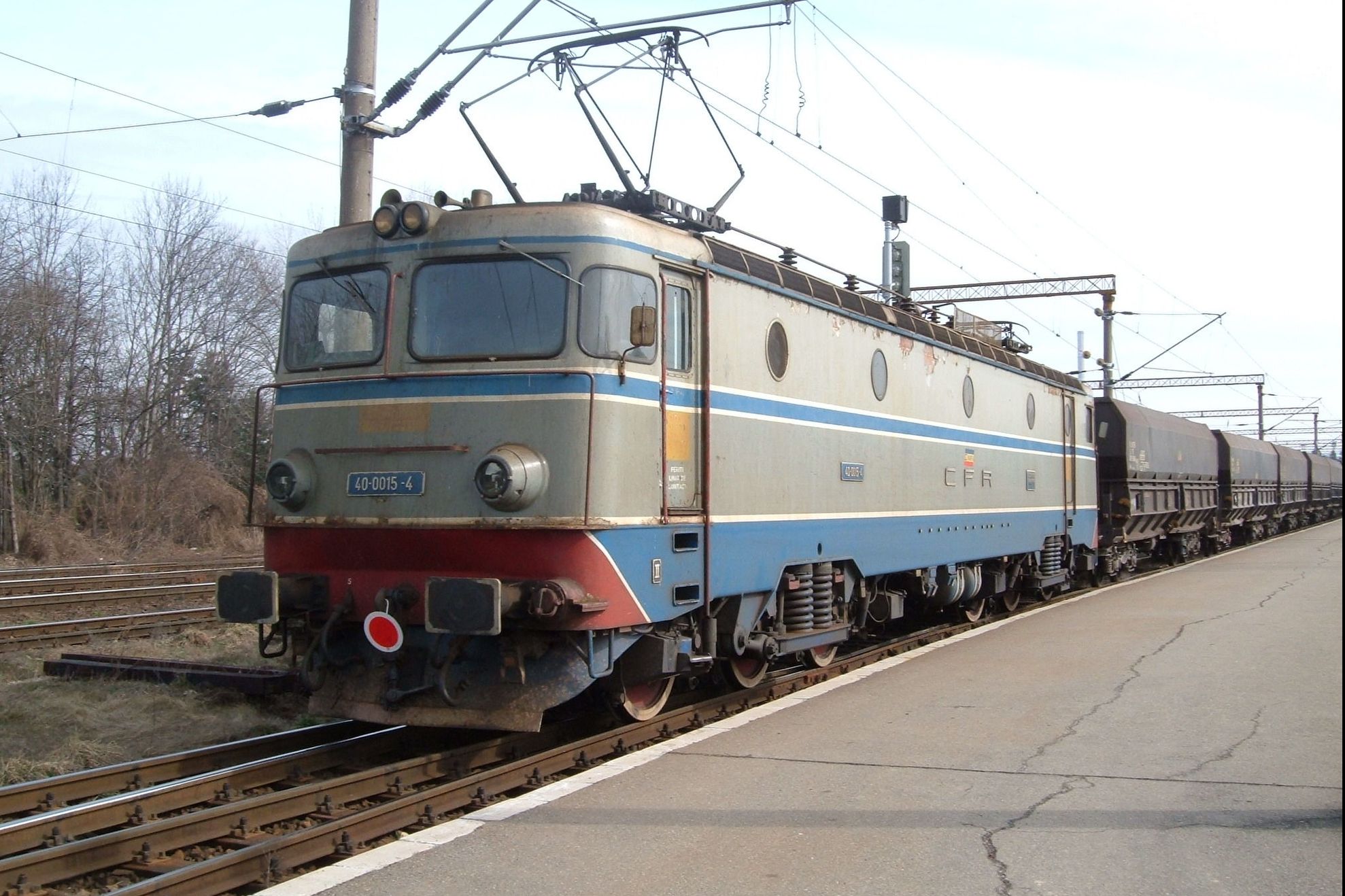 Sinucidere dramatică a unei jurnaliste: s-a aruncat în fața trenului. A lăsat în urma sa o fetiță