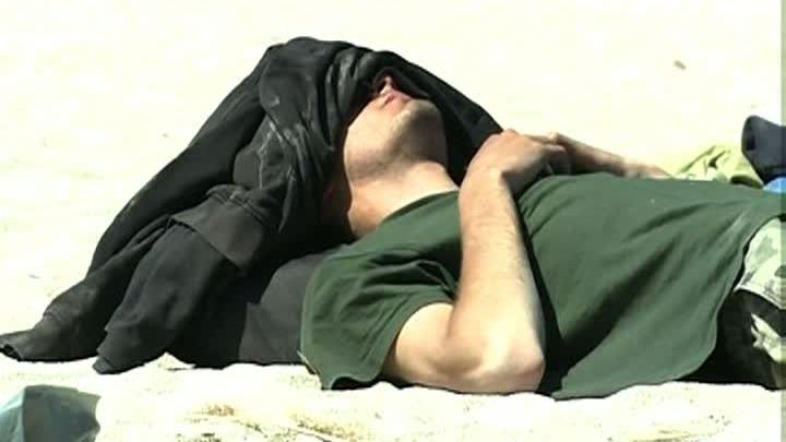 IMAGINI de senzație din Vama Veche. Cum se doarme pe plajă după o noapte de beție 