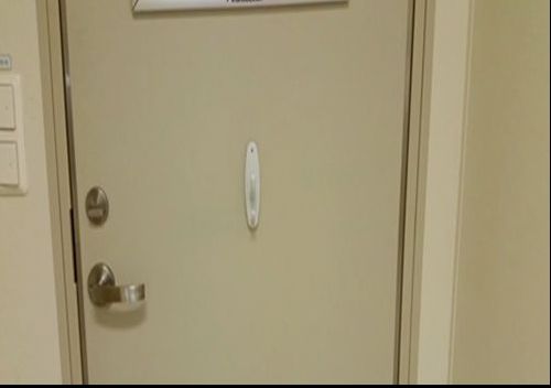 A intrat în dormitor. A văzut un cârlig de haine montat pe ușă și s-a apropiat de el. A rămas șocată