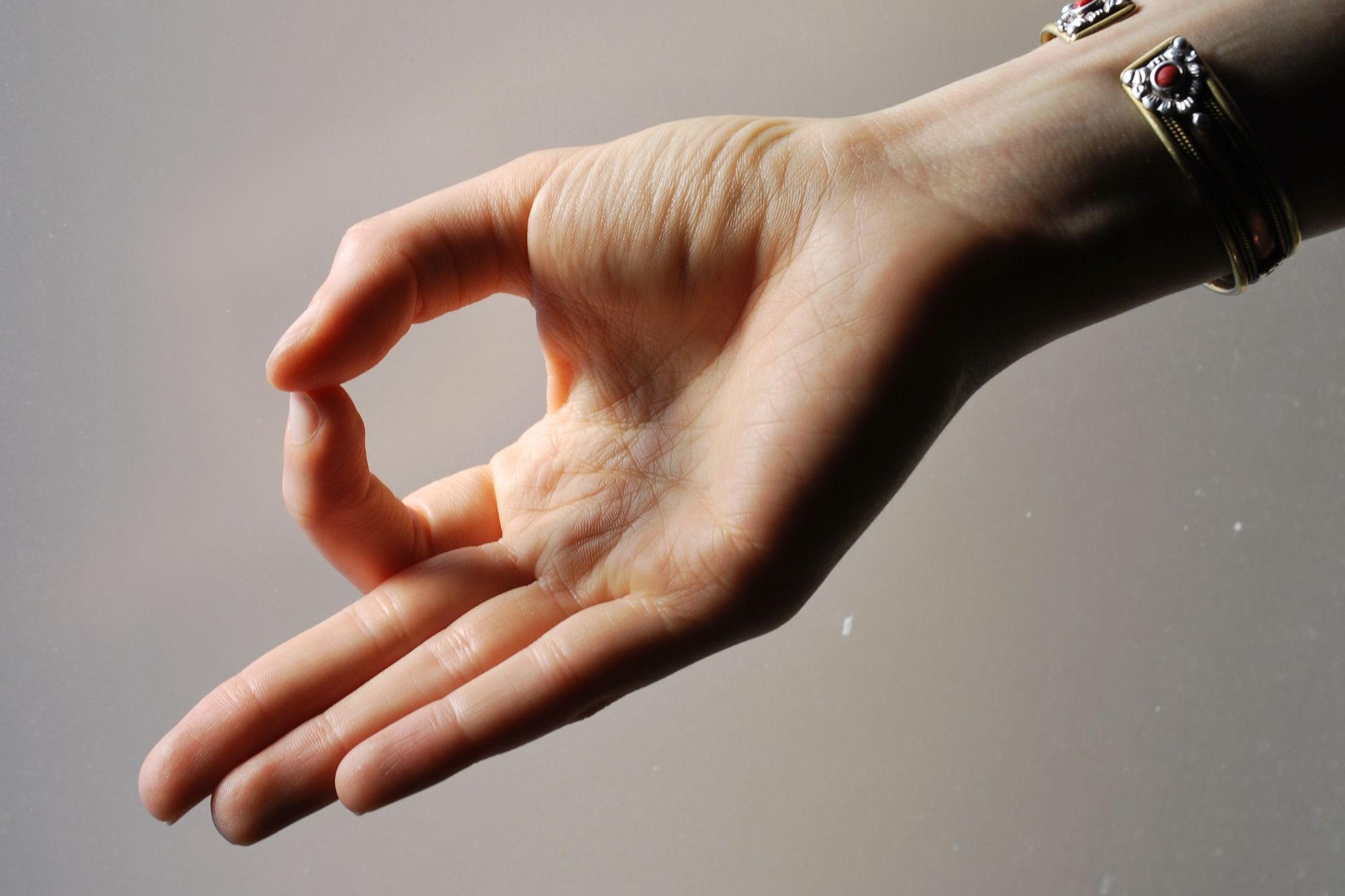 Poziția mâinilor ajută la sănătate! Încearcă și tu, te va uimi!