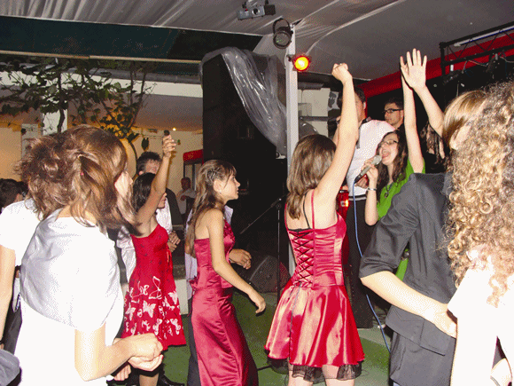 Banchetul Absolvenților de clasa a XII-a: mult teribilism, tutun, alcool și obligatoriu…manele!  