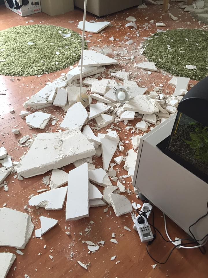 Tavan prăbuşit într-un complex de blocuri nou construite!