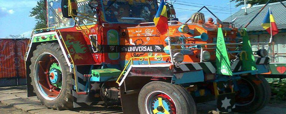 Cum arată cel mai tunat TRACTOR din ţară. Are pe el surprize Kinder, magneţi de frigider şi potcoave