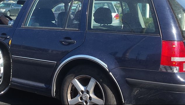 Momente de groază în trafic! Ce a descoperit un șofer în țeava de eșapament a mașinii