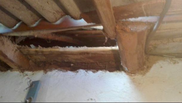 O bucată de rachetă i-a lovit casa, din senin. A încremenit: ”A explodat și a străpuns acoperișul”