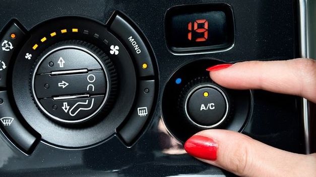 De ce să NU porneşti aerul condiţionat imediat după ce urci în maşină