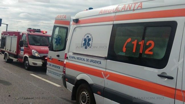 Accident grav între un tir şi un microbuz: trei persoane au fost rănite 