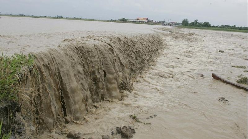 Case și drumuri inundate în localități din Bistrița-Năsăud și Harghita, după ploi torențiale