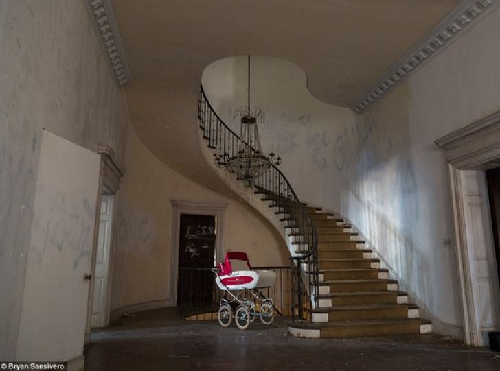 Imaginile care te vor bântui toată viaţa! Ce au descoperit într-un conac abandonat în anii '70