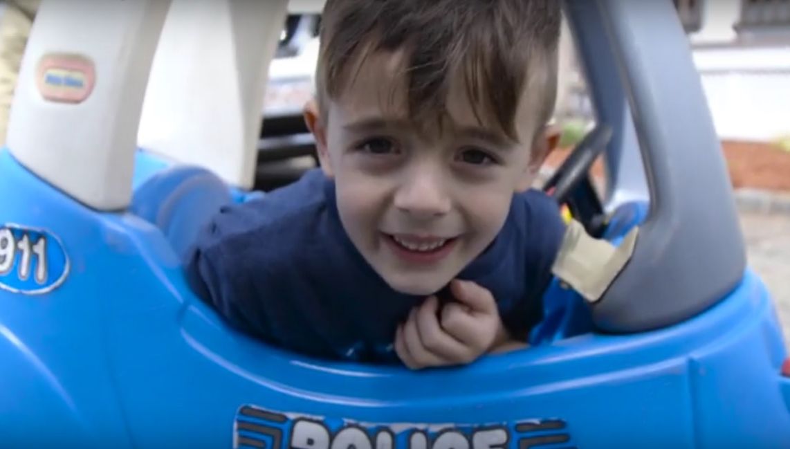 Motivul incredibil pentru care un puşti de 6 ani a sunat la Poliţie şi şi-a reclamat tatăl