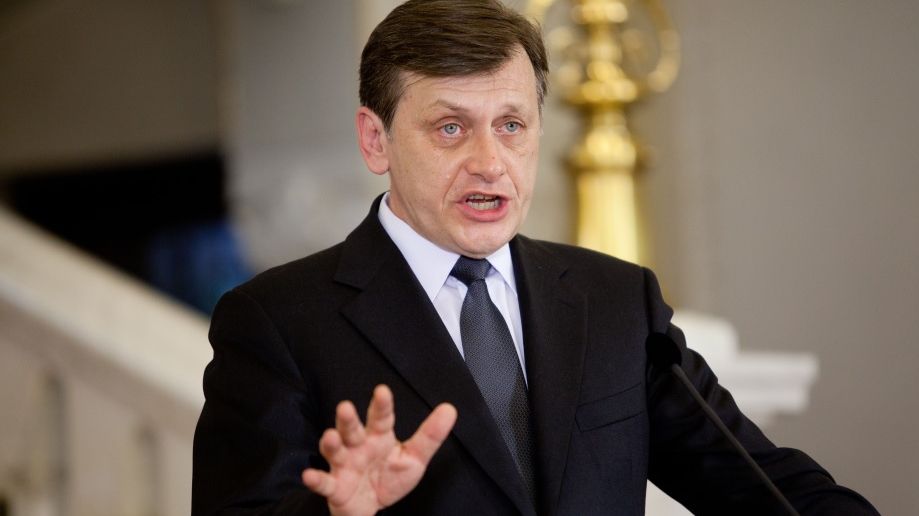 Crin Antonescu: "La PNL nu sunt de vină cântăreții, melodia e problema. Trebuie umblat la melodie"