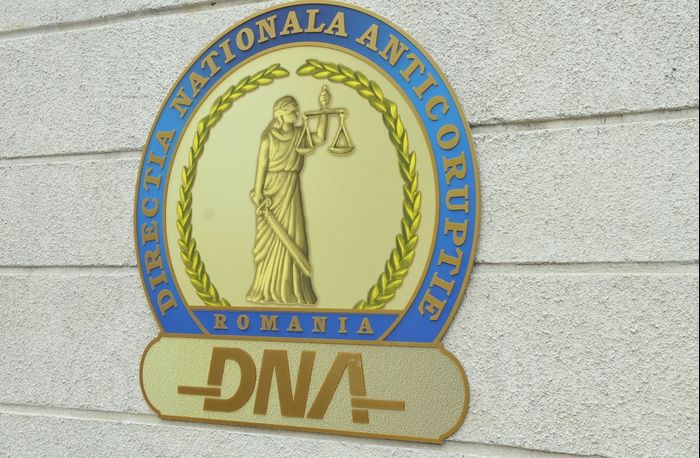 Rectorul Facultății de Drept din cadrul Universității “Petre Andrei” și 2 profesori, reținuți de DNA