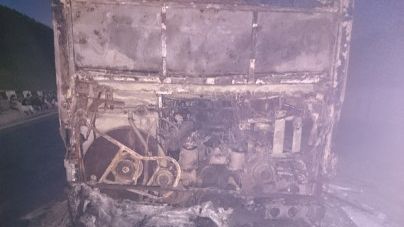 Un autocar cu 39 de pasageri a luat foc în mers, în judeţul Caraş-Severin