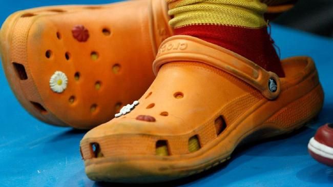 Pantofii Crocs par confortabili, dar uite de ce nu e bine să îi porţi