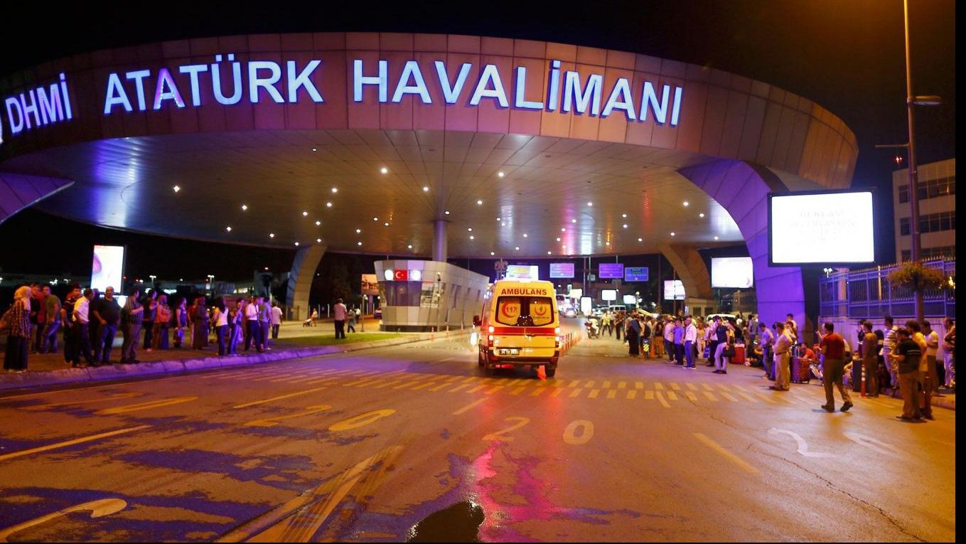 Românii blocați pe aeroportul Ataturk, după atentat, se întorc azi în țară