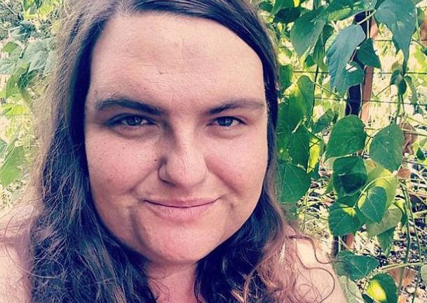 O femeie a renunțat să-și mai epileze părul facial în exces. Cum arată acum? E de nerecunoscut