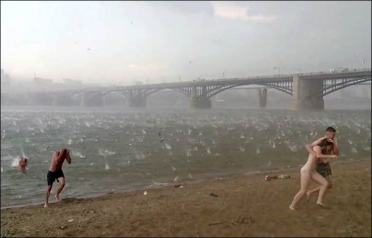 Fenomen înspăimântător pe o plajă din Siberia. O furtună monstru a lovit pe neaşteptate