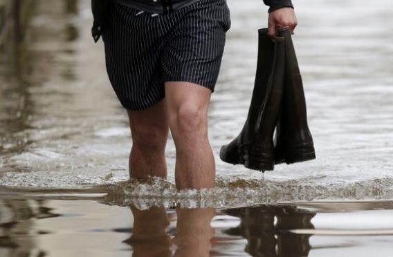 INUNDAȚII în mai multe zone din țară, după ploile de duminică seara. Care sunt județele afectate