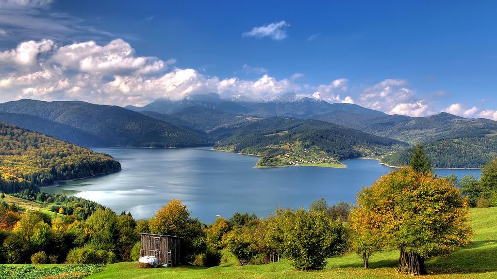 Caz TERIFIANT la Iaşi: S-a legat cu sfoară de mâini și de picioare și s-a aruncat în lac