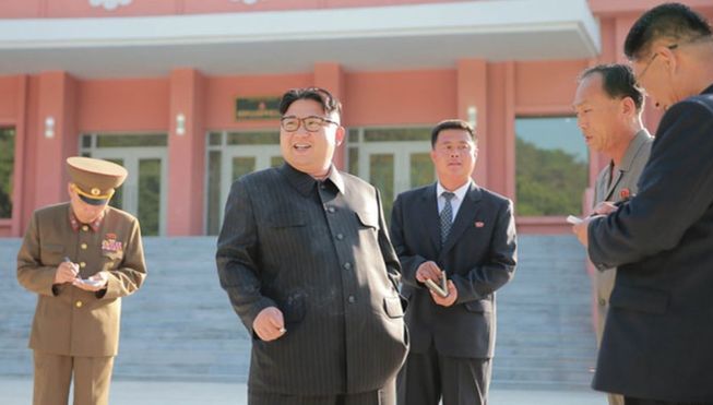 Comportament de dictator. Kim Jong Un, fotografiat în timp ce fuma în pofida unei campanii antifumat