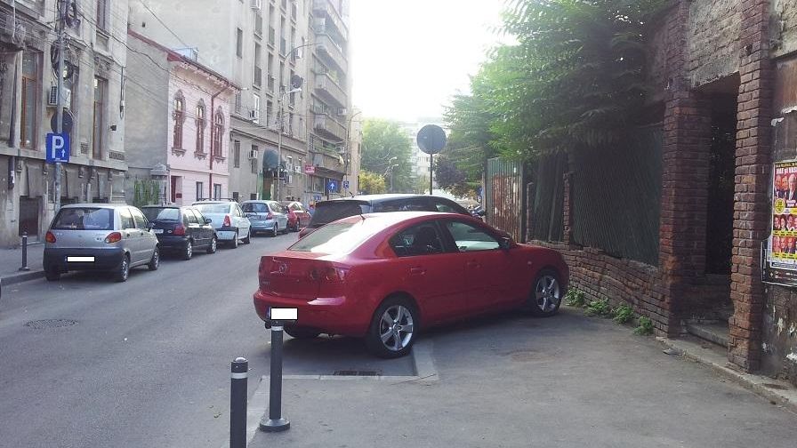 Ce amendă riști dacă blochezi intrarea într-un garaj. Foto/Arhivă