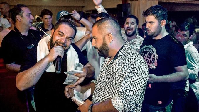Opulenţa maneliştilor din România, prezentată într-un documentar difuzat de BBC Two