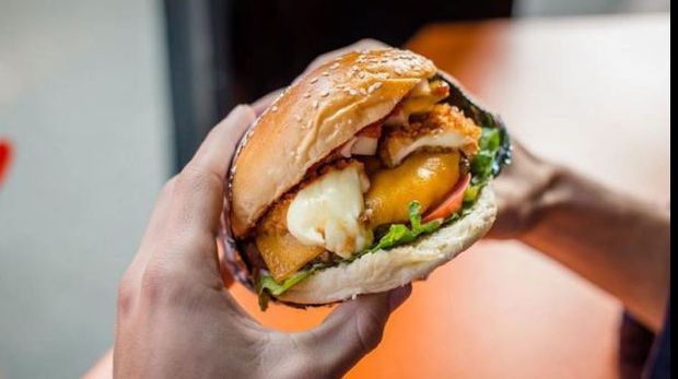 Ce se întâmplă dacă pui un cheeseburger în acid hidrocloric
