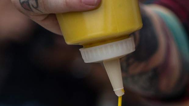 Ce a păţit un şofer din Botoşani, după ce parcat pe trotuar. Maşina, "învelită" în muştar!