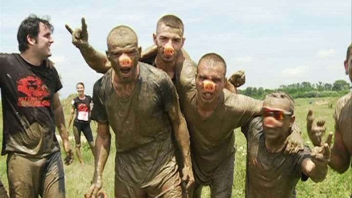Sute de români s-au tăvălit prin noroi şi apă. IMAGINI senzaţionale 