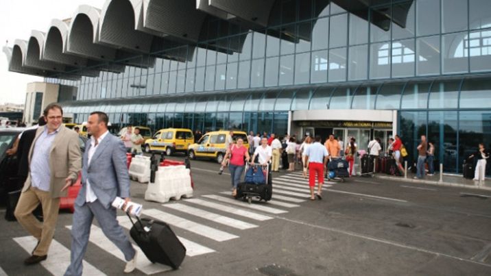 Bandă de bagaje blocată pe aeroportul Otopeni. Cozmin Guşă: Un ritual al umilinţei 