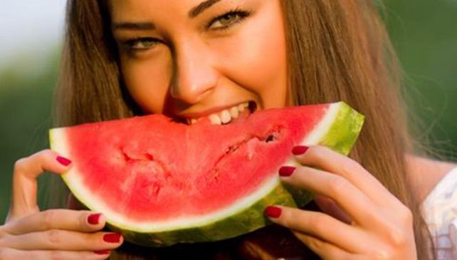 Trei măşti de faţă cu pepene roşu. Efectele se văd imediat şi sunt uimitoare!