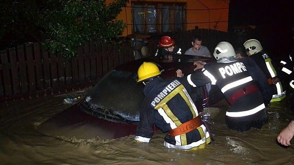 Rupere de nori în mai multe localități din Suceava. Turiști blocați, case inundate