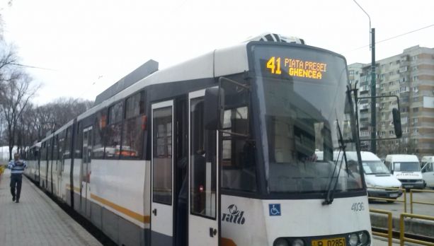 Un bărbat a fost lovit de tramvaiul 41. Circulaţia este îngreunată FOTO
