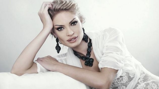 Valentina Pelinel, sexy la plajă la două luni după naştere 