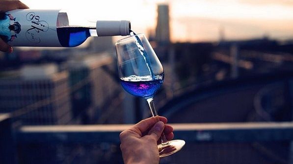 Ai bea aşa ceva? Ce este vinul albastru şi din ce e făcut