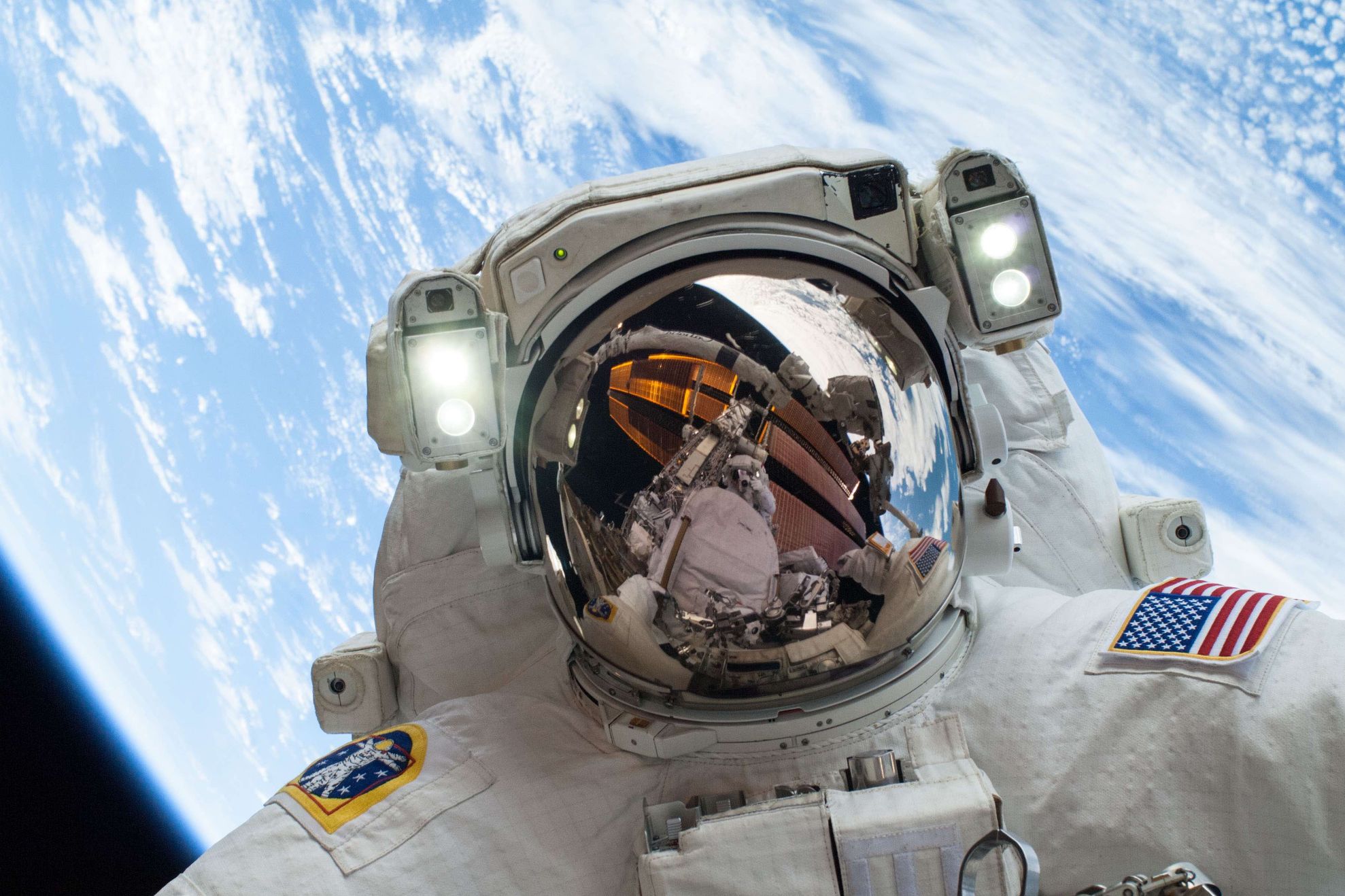 Cât rezistă un om în spaţiul cosmic fără costum de astronaut