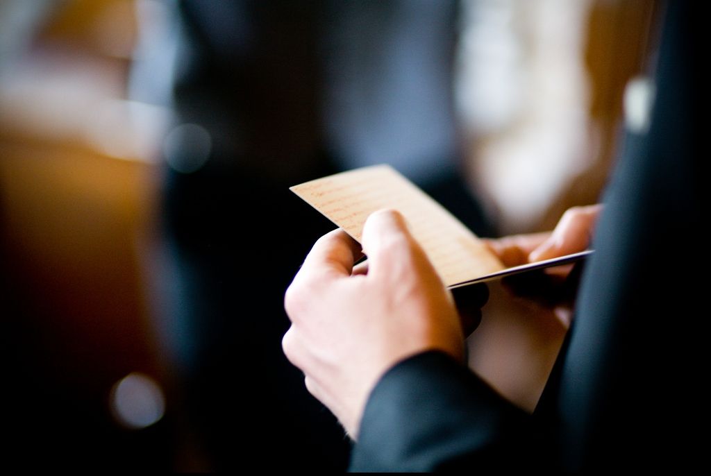 I-a cumpărat cerșetorului o cafea. Omul străzii i-a dat un bilet. L-a citit și... A plâns!