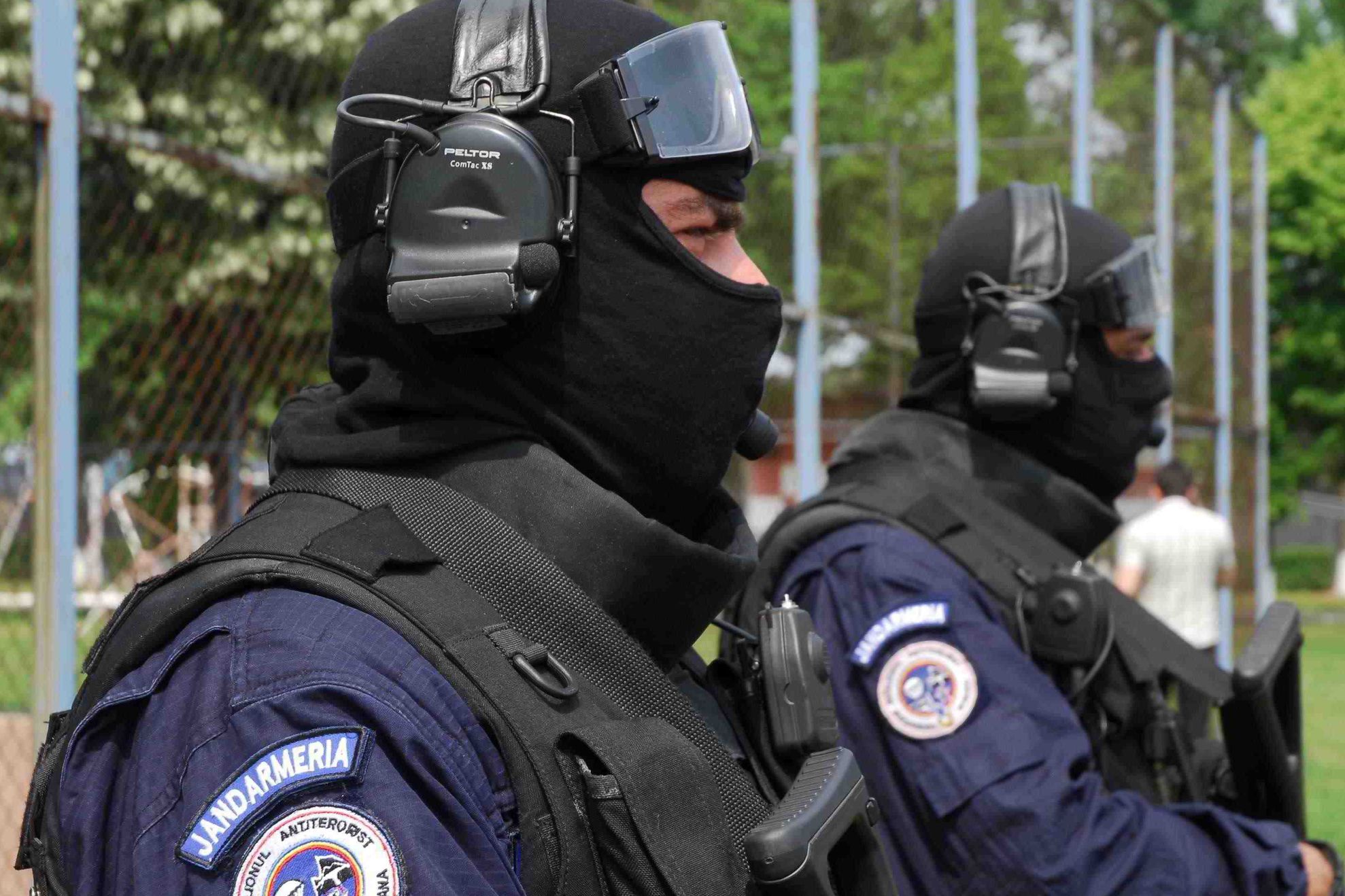 ALERTĂ: Geamantan suspect în faţa Ambasadei Tunisiei la București. Intervenţie în forţă a SRI