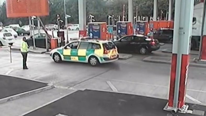 Un șofer și-a vopsit mașina în culorile Ambulanței ca să nu piardă timp în trafic 