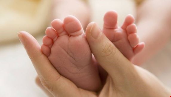 Caz RAR: două surori gemene au născut în aceeaşi zi, la exact aceeaşi oră. IMAGINI emoţionante!