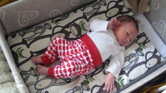 De ce dorm bebeluşii finlandezi în cutii din carton? Explicaţia este uimitoare!
