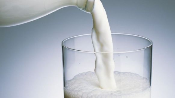 Consumi lapte zilnic, dar nu știai că te îmbolnăvește de cancer! Medicii avertizează