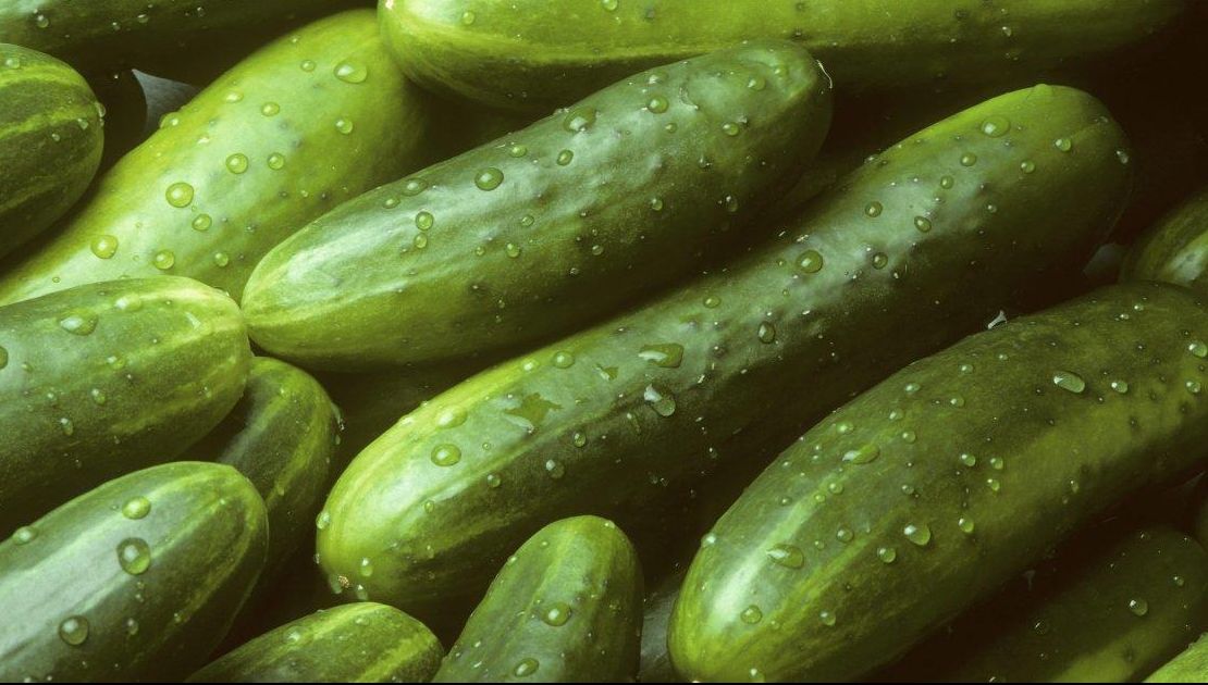 Toată lumea face această greșeală. Cum se curăță corect castraveții