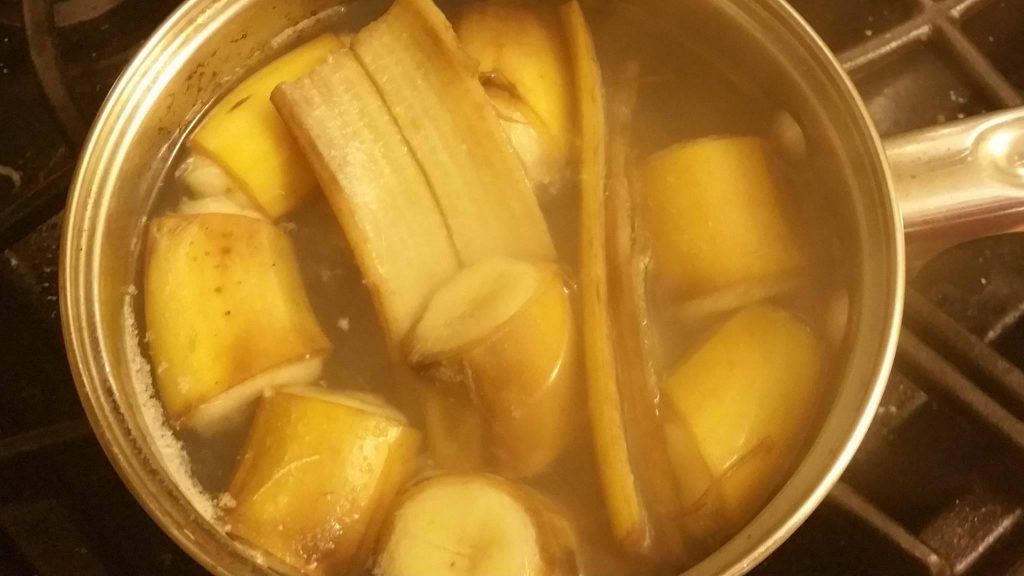 A fiert o banană într-o oală cu apă, apoi a băut zeama. Rezultatul, incredibil!