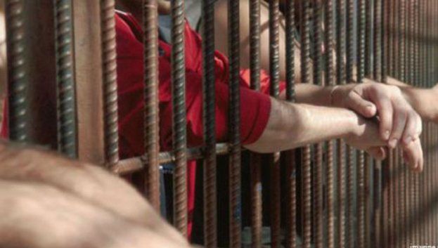 Situaţia deţinuţilor. Supunerea la rele tratamente în timpul detenţiei se pedepseşte cu închisoarea